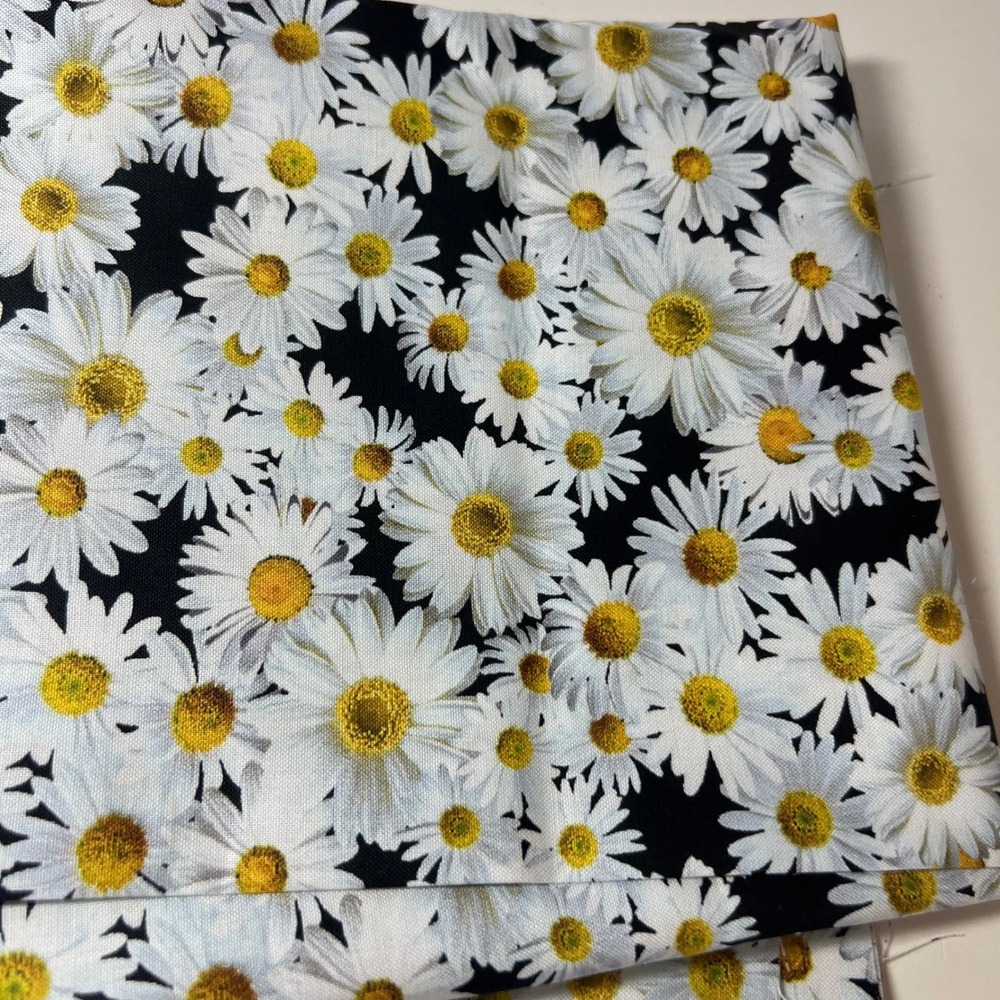 Timeless Treasures Fabrics of Soho Patt# Fleur - CD 2926 Daisies 44" x 1yd